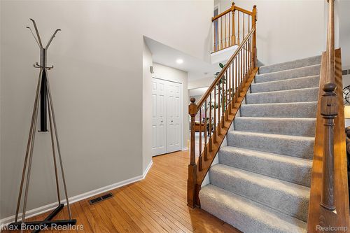 437 Cove View Dr, Waterford, MI, 48327-3787 | Card Image