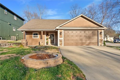 300 Nw Fox Hollow Ln, Blue Springs, MO, 64015-3290 | Card Image