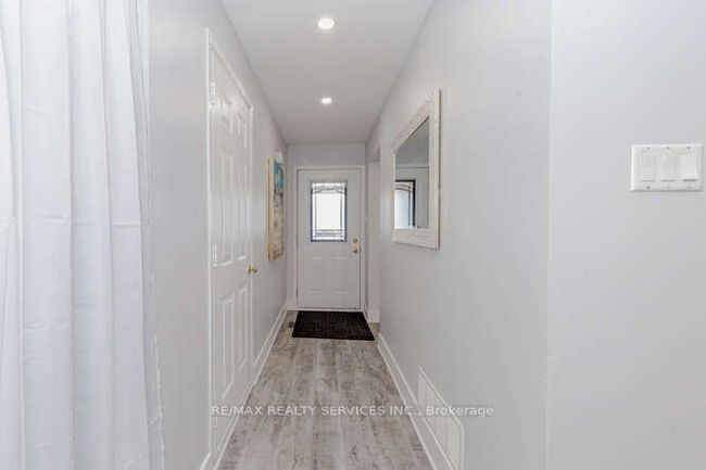 32 Simmons Blvd, House other with 3 bedrooms, 2 bathrooms and 4 parking in Brampton ON | Image 4