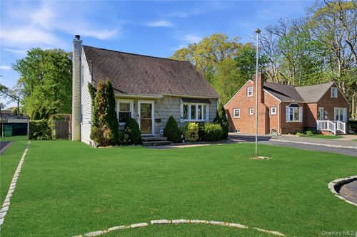 90 Fischer Avenue, Islip, NY, 11752 | Card Image