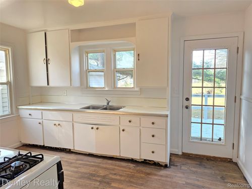 2137 N Main St, Fairgrove, MI, 48733-9570 | Card Image