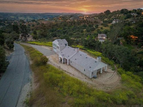 2747 Via Del Robles, Fallbrook, CA, 92028-9694 | Card Image