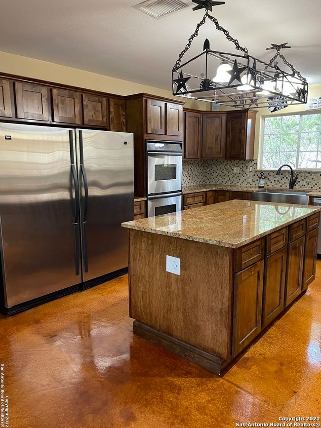 208 Scenic Mountain Dr, House other with 2 bedrooms, 3 bathrooms and null parking in Lakehills TX | Image 5