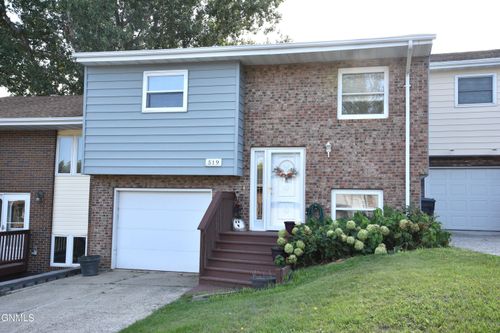 519 Marilyn Dr, Mandan, ND, 58554-2370 | Card Image