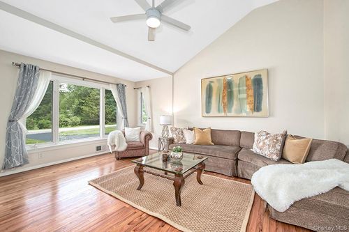 22 Daly Cross Rd, Mount Kisco, NY, 10549-3628 | Card Image
