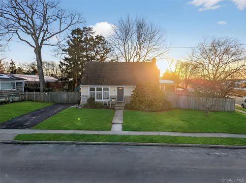 59 Holly Rd, Hewlett, NY, 11557-1435 | Card Image