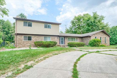 5750 Mabley Hill Rd, Fenton, MI, 48430-9417 | Card Image