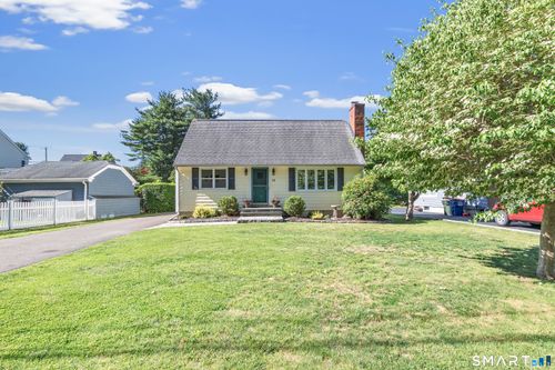 15 Evelyn St, Trumbull, CT, 06611-2813 | Card Image