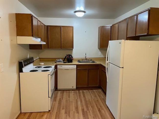 APT-9B - 59425 10 Mile Rd, Condo with 2 bedrooms, 1 bathrooms and null parking in South Lyon MI | Image 6