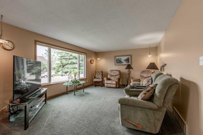12 Fairway Cres, House other with 6 bedrooms, 3 bathrooms and 3 parking in Foremost AB | Image 5