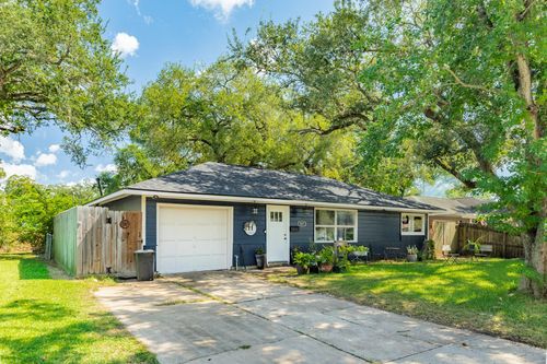 527 Gardenia St, Lake Jackson, TX, 77566-5857 | Card Image