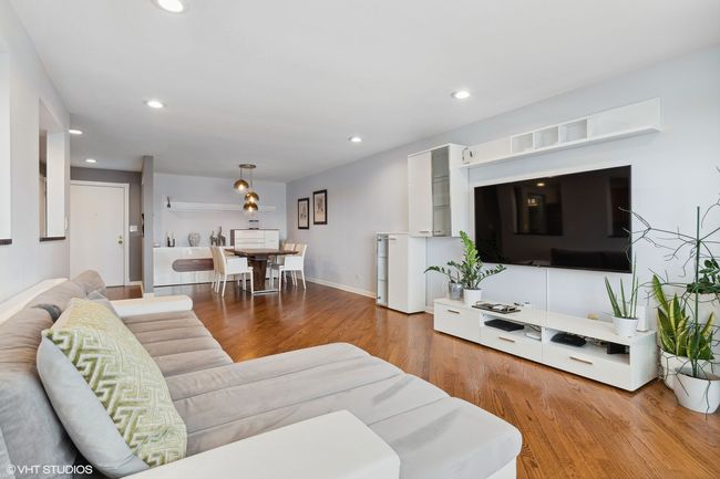 APT-407 - 8001 W Courte Dr, Condo with 2 bedrooms, 2 bathrooms and 1 parking in Niles IL | Image 4