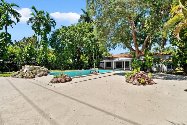 10635 Ne 11 Th Ct, House other with 3 bedrooms, 2 bathrooms and null parking in Miami Shores FL | Image 6