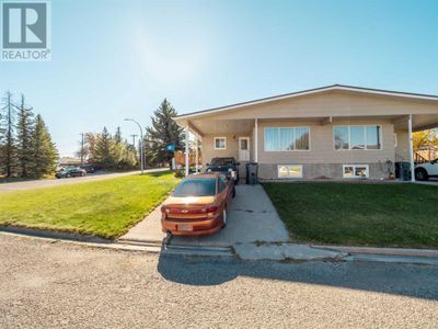 614 Mcdougall St, Home with 3 bedrooms, 1 bathrooms and 2 parking in Pincher Creek AB | Image 2