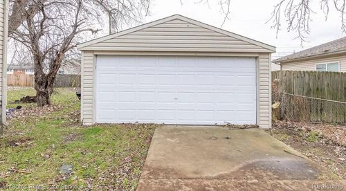 25390 Pinehurst St, Roseville, MI, 48066-3805 | Card Image