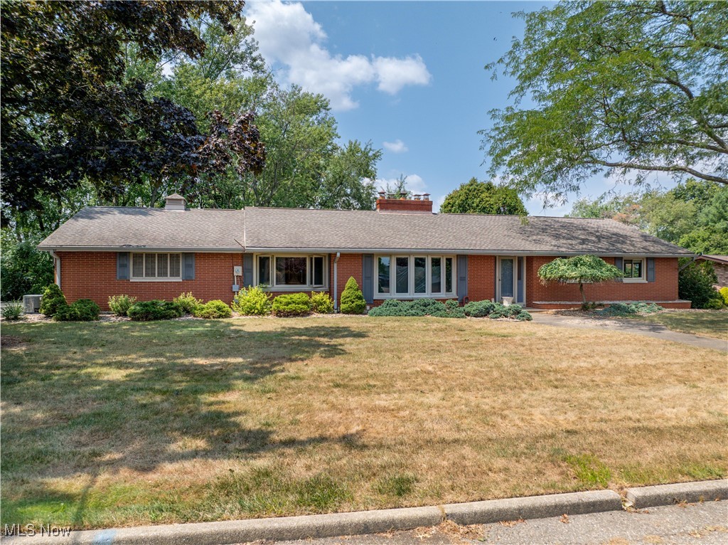 Hilltop Rd, New Philadelphia, OH 44663