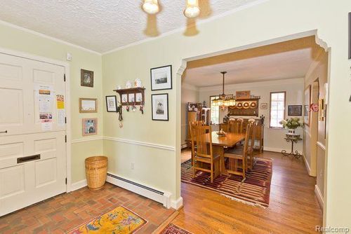 8642 Hendrie Blvd, Huntington Woods, MI, 48070-1620 | Card Image