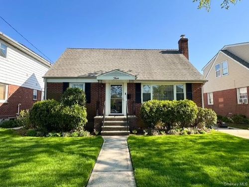 4 Powell Pl, New Hyde Park, NY, 11040-1618 | Card Image