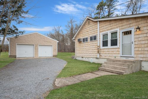 212 Mount Vernon Ave, Medford, NY, 11763-3622 | Card Image