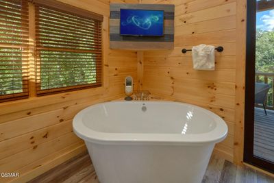 Tennessee Treehouse br tub | Image 2