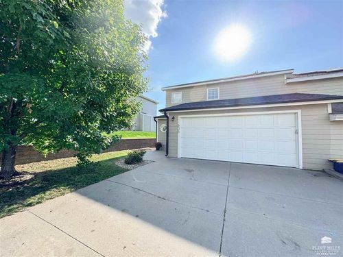 605 Harland Dr, Manhattan, KS, 66503-9208 | Card Image
