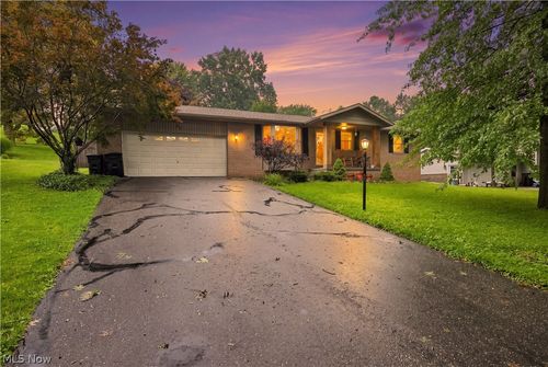 401 Springbrook Dr Sw, New Philadelphia, OH, 44663-9562 | Card Image