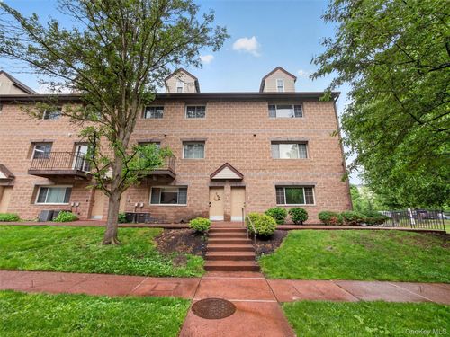 8 Klint Ct, Nanuet, NY, 10954-5940 | Card Image