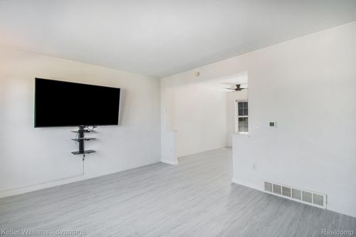 6204 Beechfield Dr, Lansing, MI, 48911-5731 | Card Image