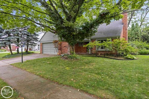 870 Crescent Ln, Grosse Pointe Woods, MI, 48236-2702 | Card Image