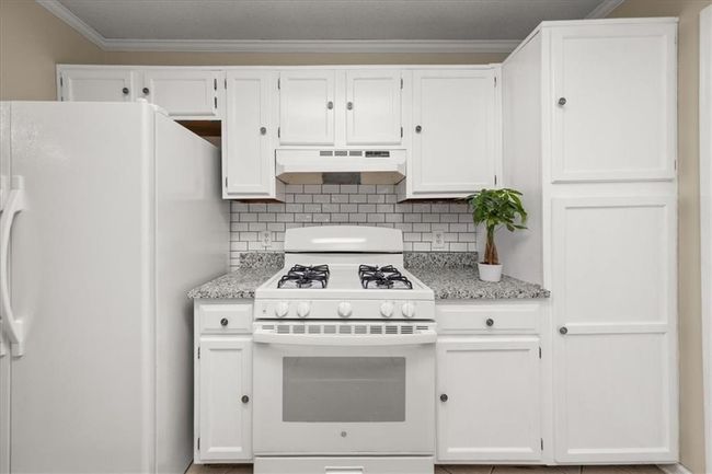 2605 Vineyard Way Se, Condo with 2 bedrooms, 2 bathrooms and 3 parking in Smyrna GA | Image 4