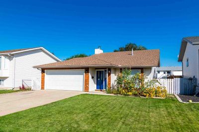 418 20 St Ne, House detached with 4 bedrooms, 2 bathrooms and 4 parking in Medicine Hat AB | Image 2