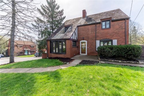 8 Pocono Dr, Pittsburgh, PA, 15220-3206 | Card Image