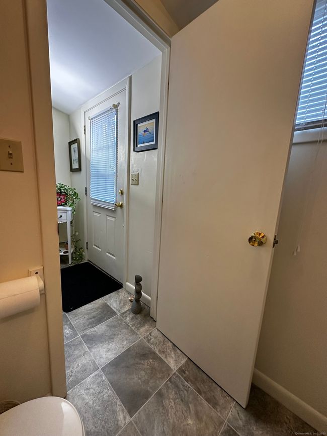 7 &amp; 7R N Washington Avenue, Home with 2 bedrooms, 2 bathrooms and 4 parking in East Lyme CT | Image 17