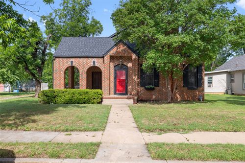 204 S Nueces St, Coleman, TX, 76834-3917 | Card Image