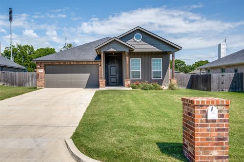 1402 N Mason St, Bowie, TX, 76230-2929 | Card Image