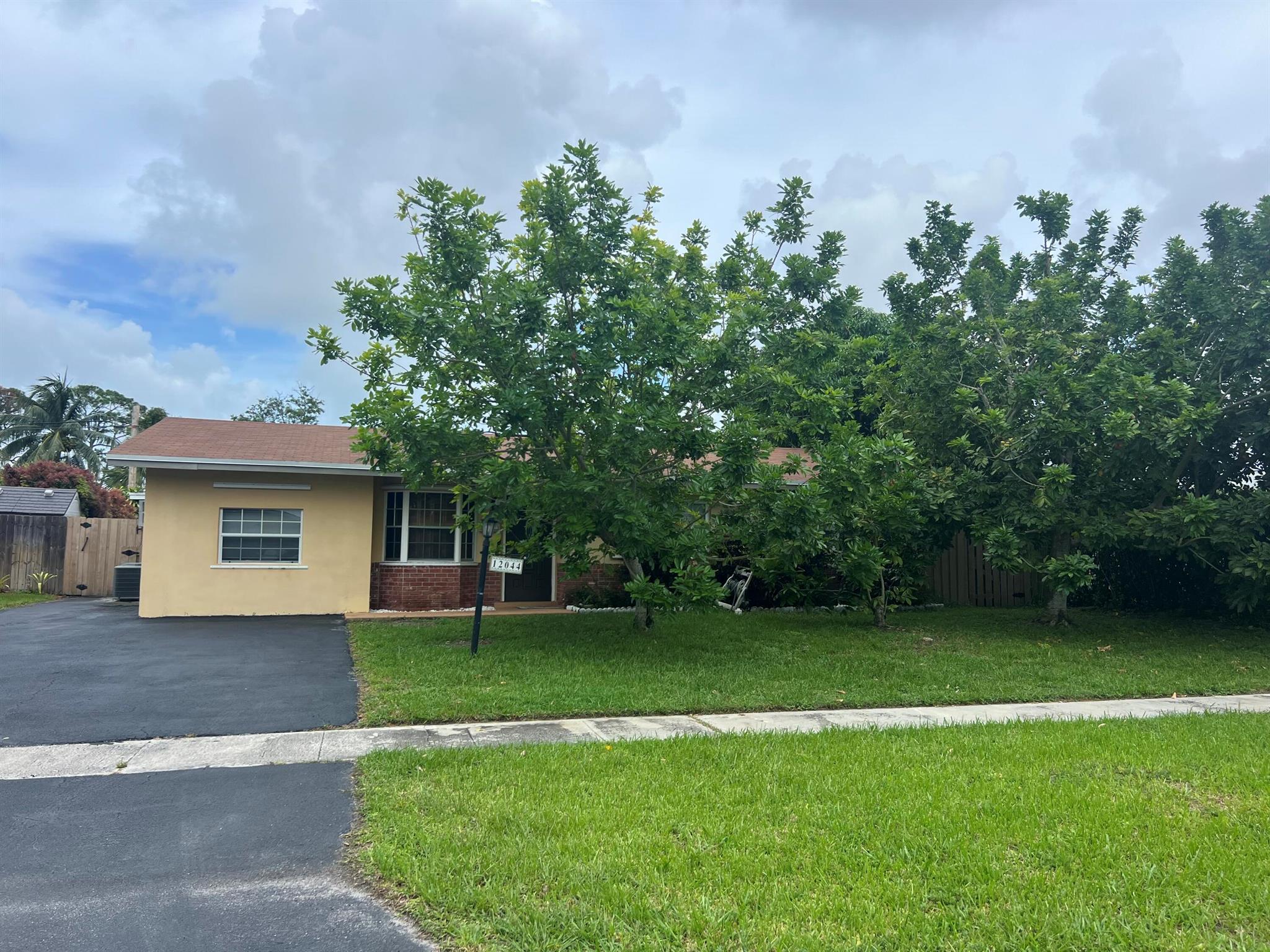 Dolphin Dr, Palm Beach Gardens, FL 33410