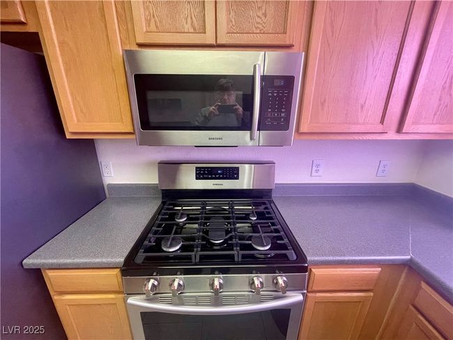 Kitchen with appliances with stainless steel finishes | Image 10