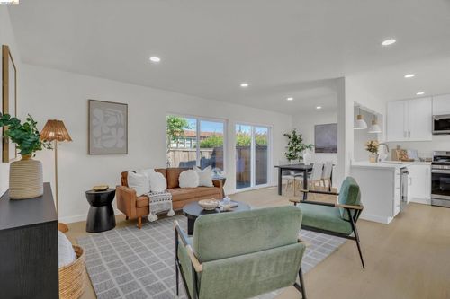 129 Villa Dr, San Pablo, CA, 94806-3743 | Card Image