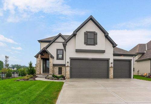 15586 W 168th Ter, Olathe, KS, 66062-8047 | Card Image