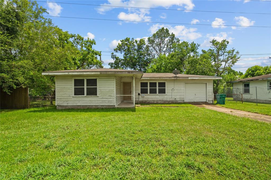 Chip St, LA Marque, TX 77568