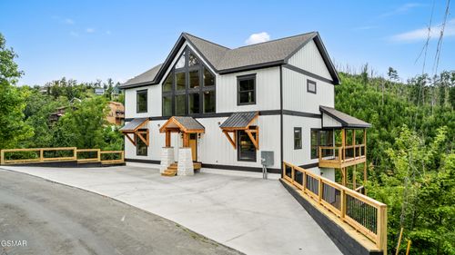 745 Pinecrest Dr, Gatlinburg, TN, 37738 | Card Image