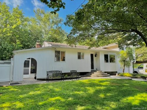 4 Halliday Rd, Coram, NY, 11727-3023 | Card Image