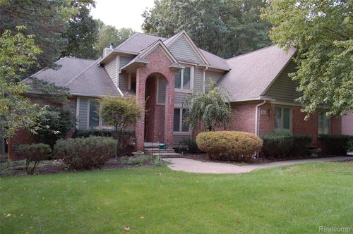 9843 Creekwood Trl, Davisburg, MI, 48350-2057 | Card Image
