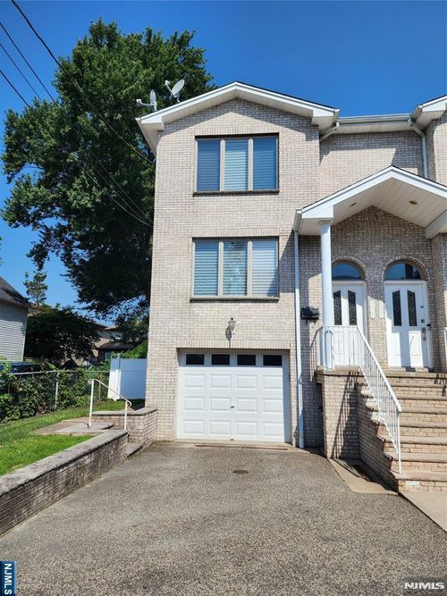 2425 1st St, Fort Lee, NJ, 07024-4001 | Card Image