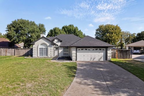 2662 Village Green Dr, Grand Prairie, TX, 75052-7040 | Card Image