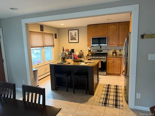 212 Gordon Ave, Westbury, NY, 11590-4122 | Card Image