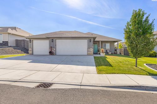 3318 S Young St, Kennewick, WA, 99338-2099 | Card Image
