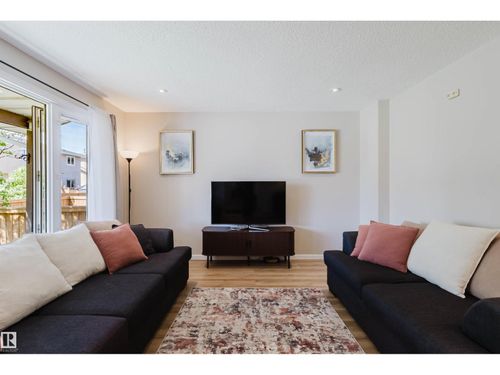 10946 Beaumaris Rd Nw, Edmonton, AB, T5X1Z6 | Card Image