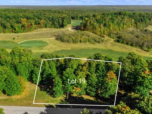 19 Heather Ridge Trl, Beulah, MI, 49617-8552 | Card Image