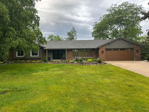 2042 W Wildwood Dr, Mequon, WI, 53092-2927 | Card Image